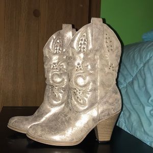 Heeled cowgirl boots